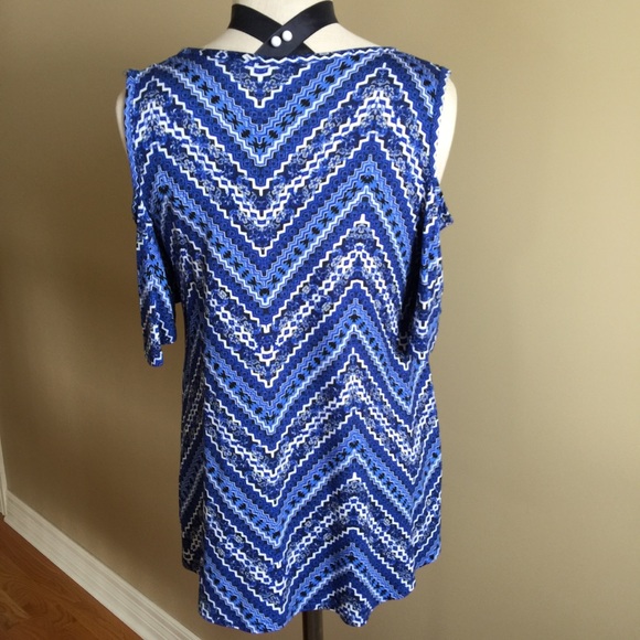 Bobeau Cold shoulder top - Picture 3 of 3